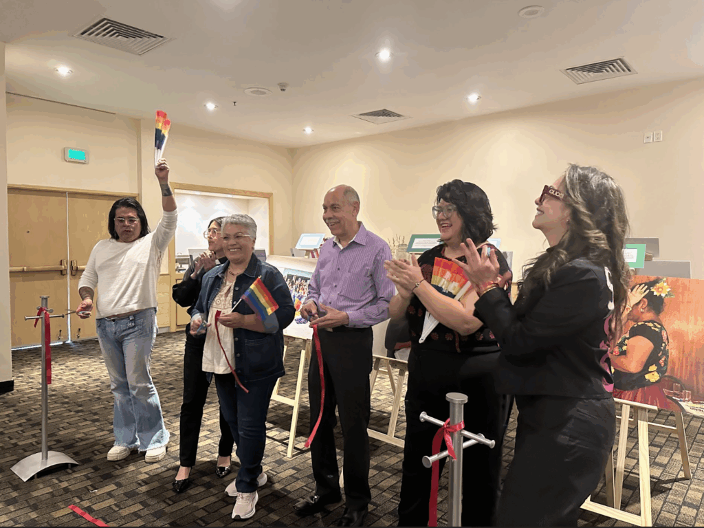 La religión y la diversidad sexogenérica se “abrazan” en exposición fotográfica en México